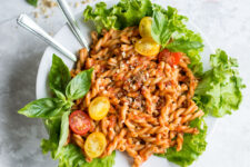 A simple, homemade roasted red pepper and tomato pasta. Full of fresh ingredients and full flavours, this is a great lunch to make the night before and pack for work!