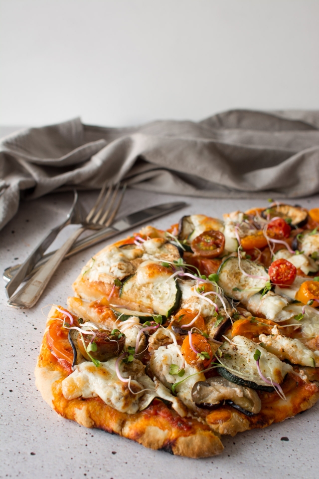 No Rise Scone Based Pizza is the perfect healthy, Vegetarian mid-week dinner! Click through for this super quick, super healthy recipe!