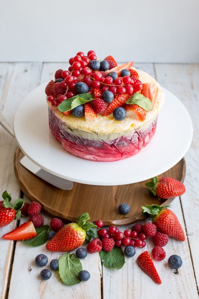 This healthy fresh fruit frozen yoghurt layer cake is a stunning show stopper! It's fresh and healthy with absolutely no artificial sugar. Click through to get the recipe!